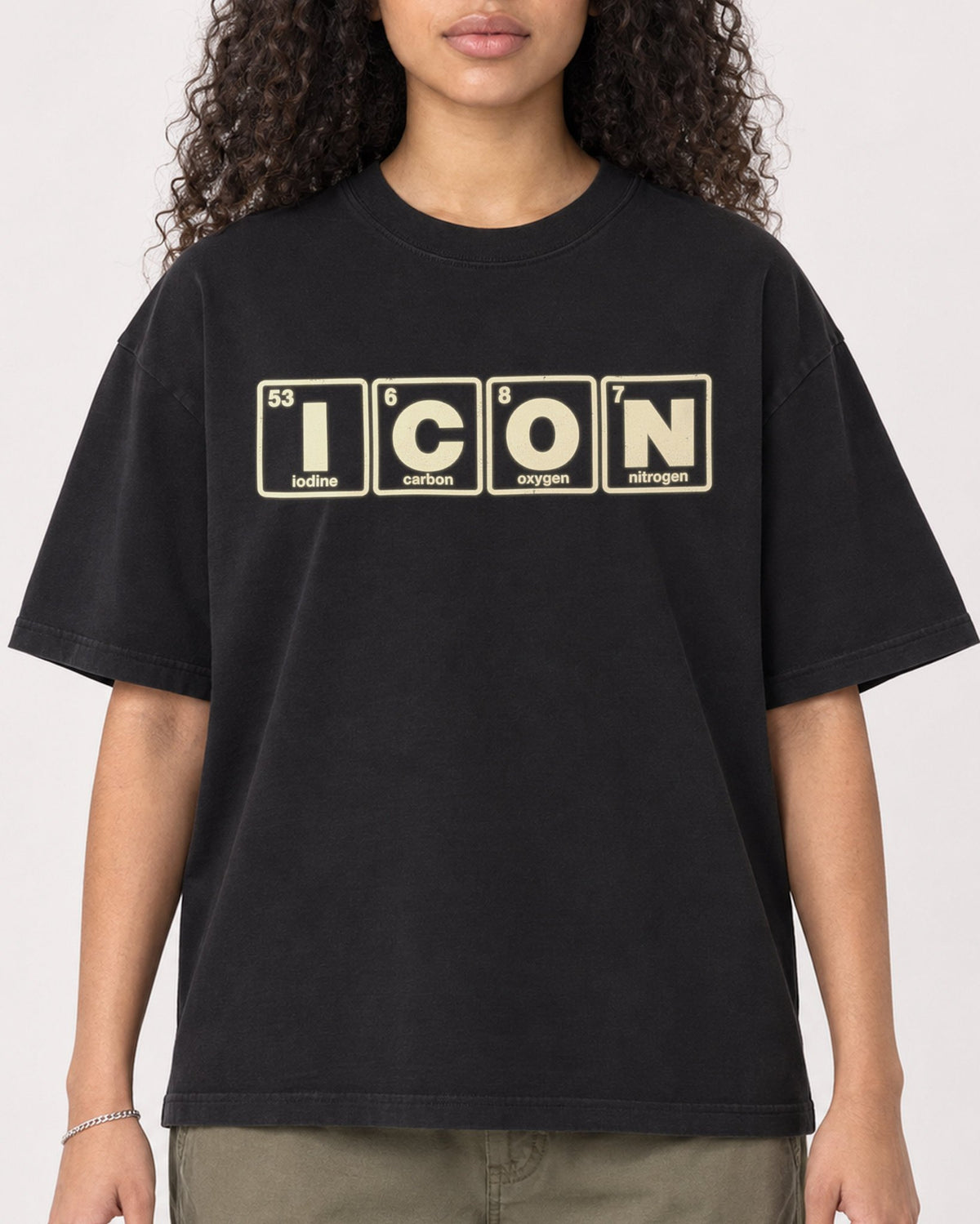 Mockup Boxy Heavyweight Tee Black female close-up 10