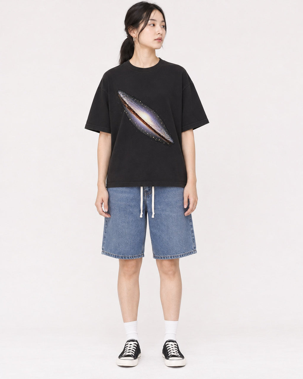 Mockup Boxy Heavyweight Tee Black female full-body 21
