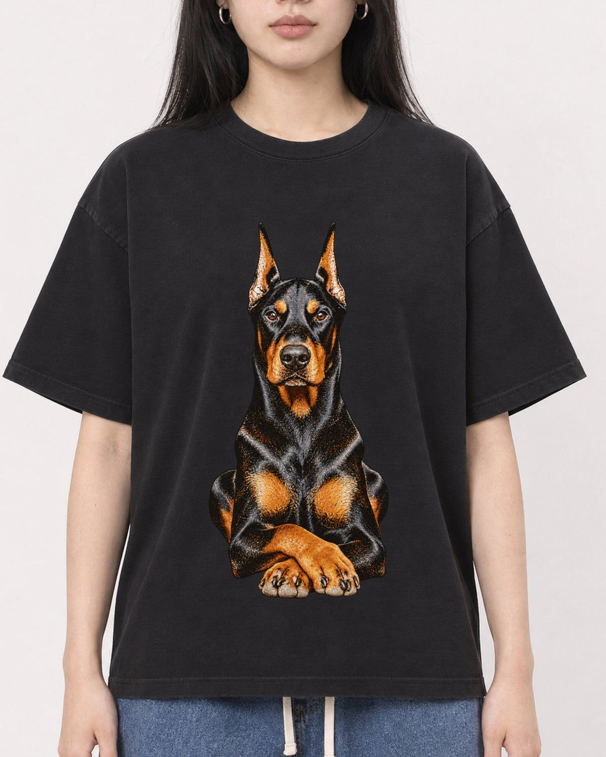Mockup Boxy Heavyweight Tee Black female close-up 01