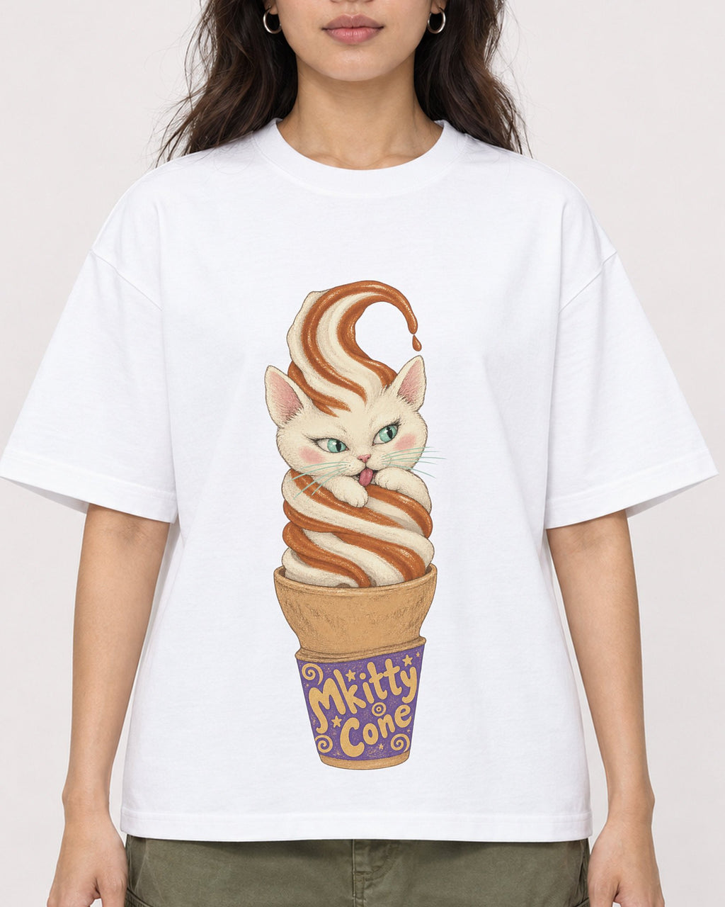 Mockup Boxy Heavyweight Tee White female close-up 02