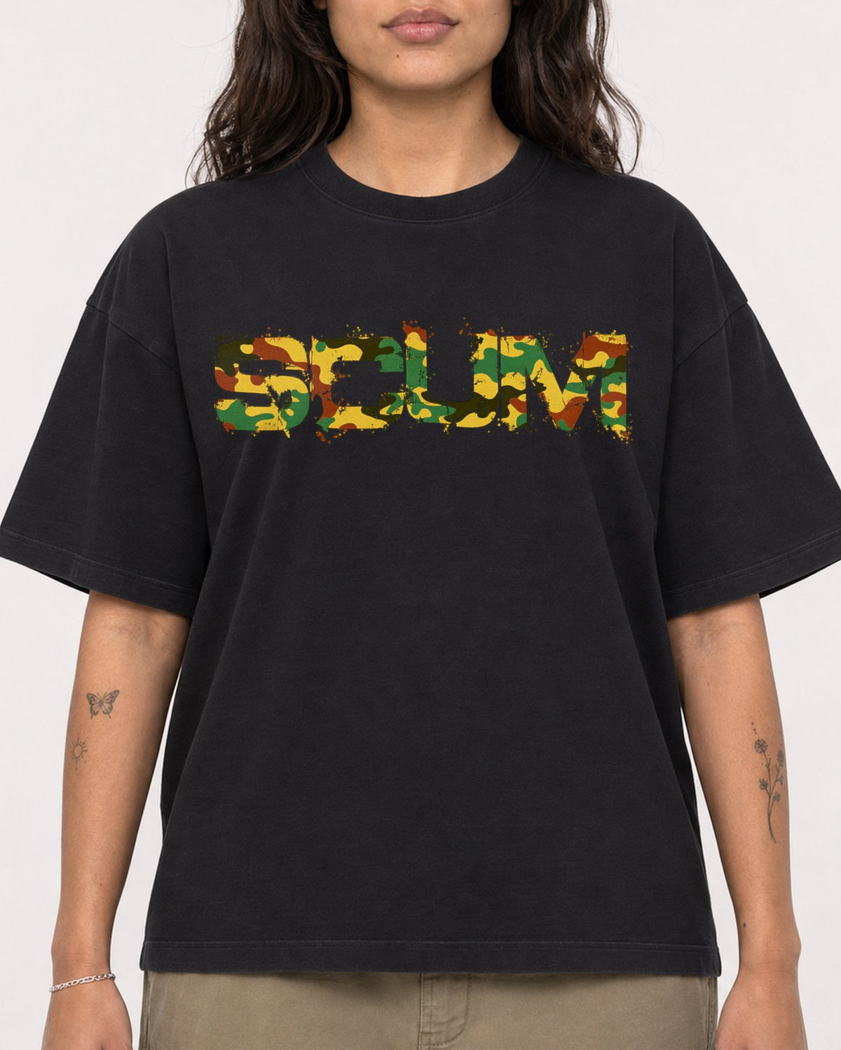Mockup Boxy Heavyweight Tee Black female close-up 06