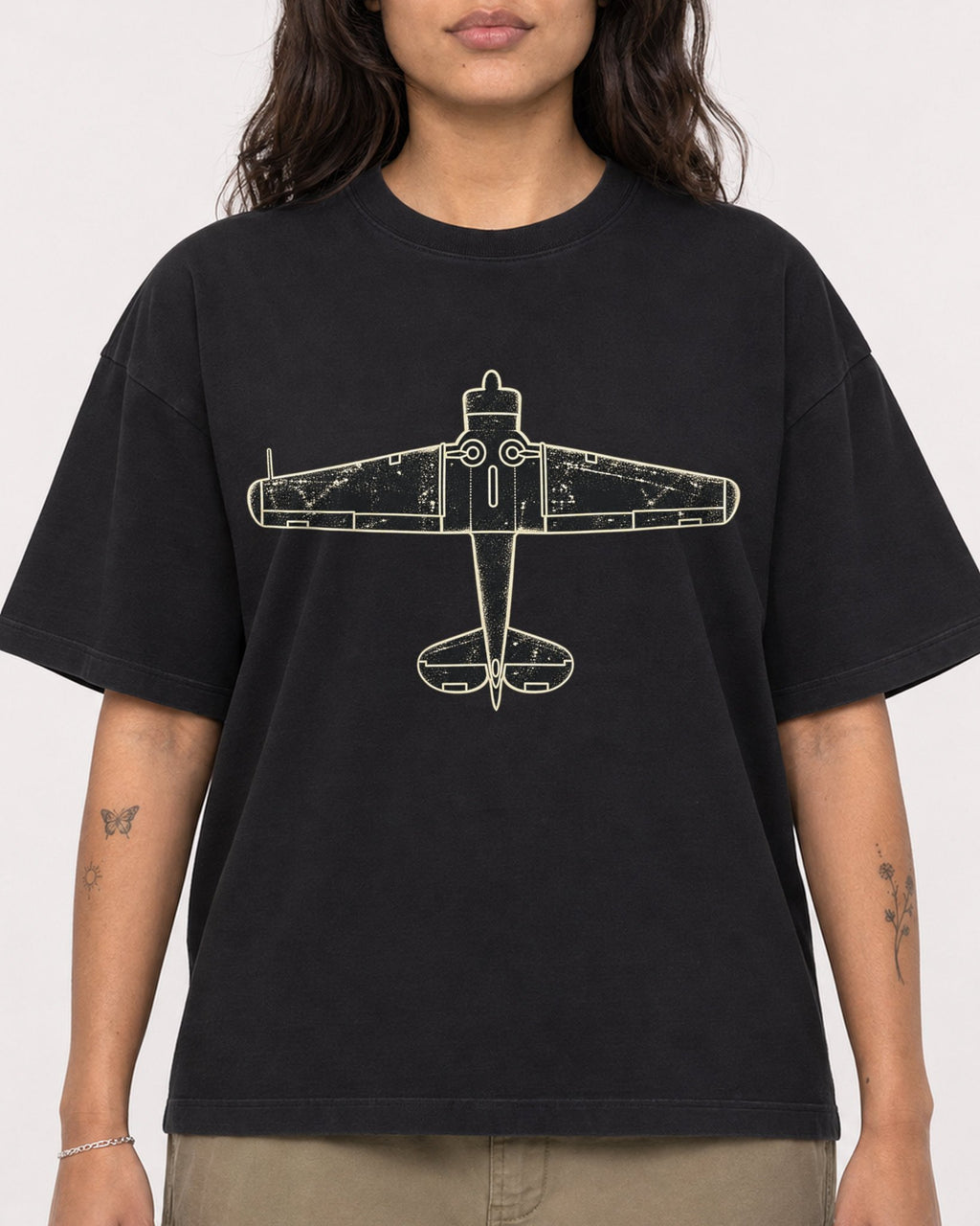 Mockup Boxy Heavyweight Tee Black female close-up 06