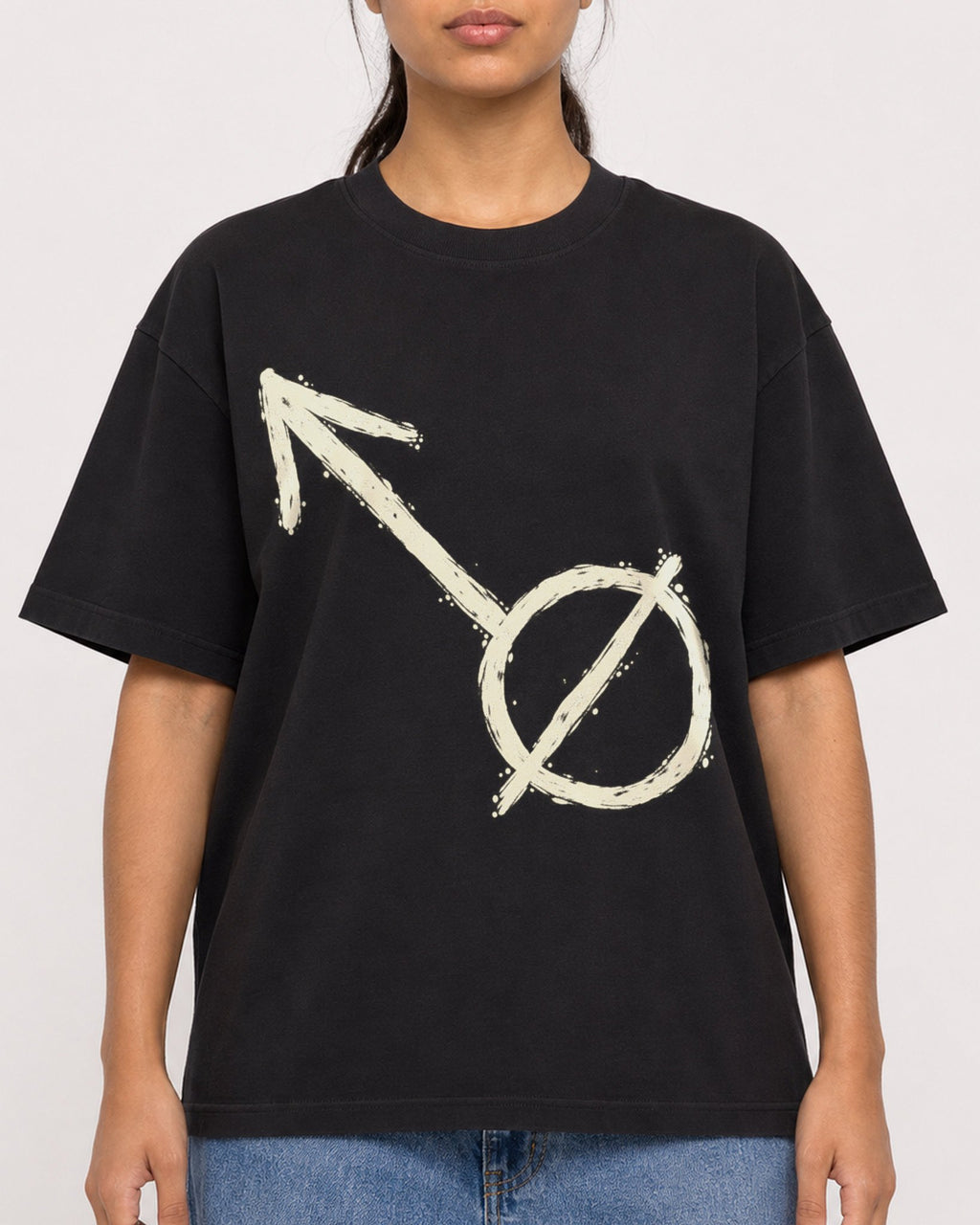 Mockup Boxy Heavyweight Tee Black female close-up 16