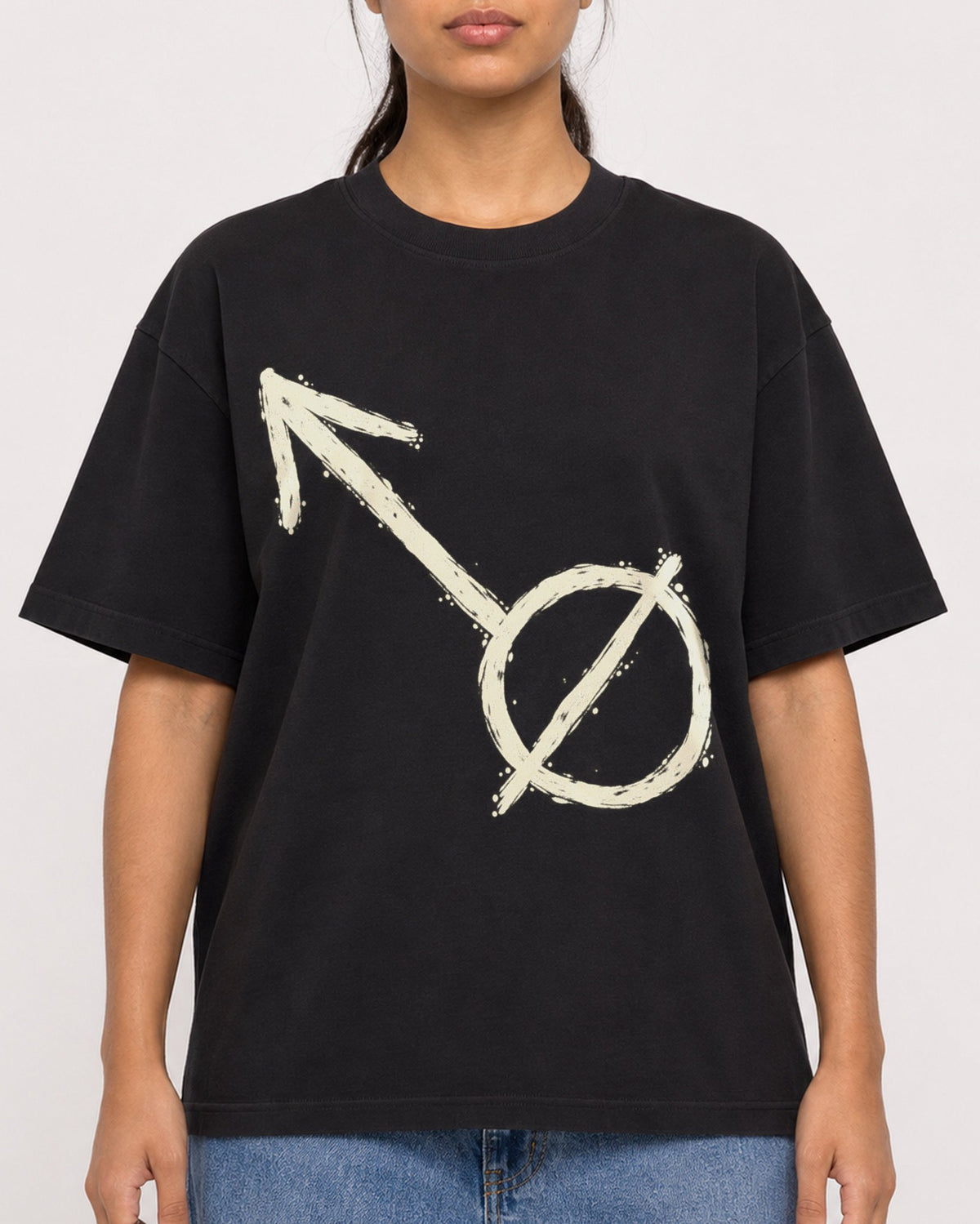 Mockup Boxy Heavyweight Tee Black female close-up 16