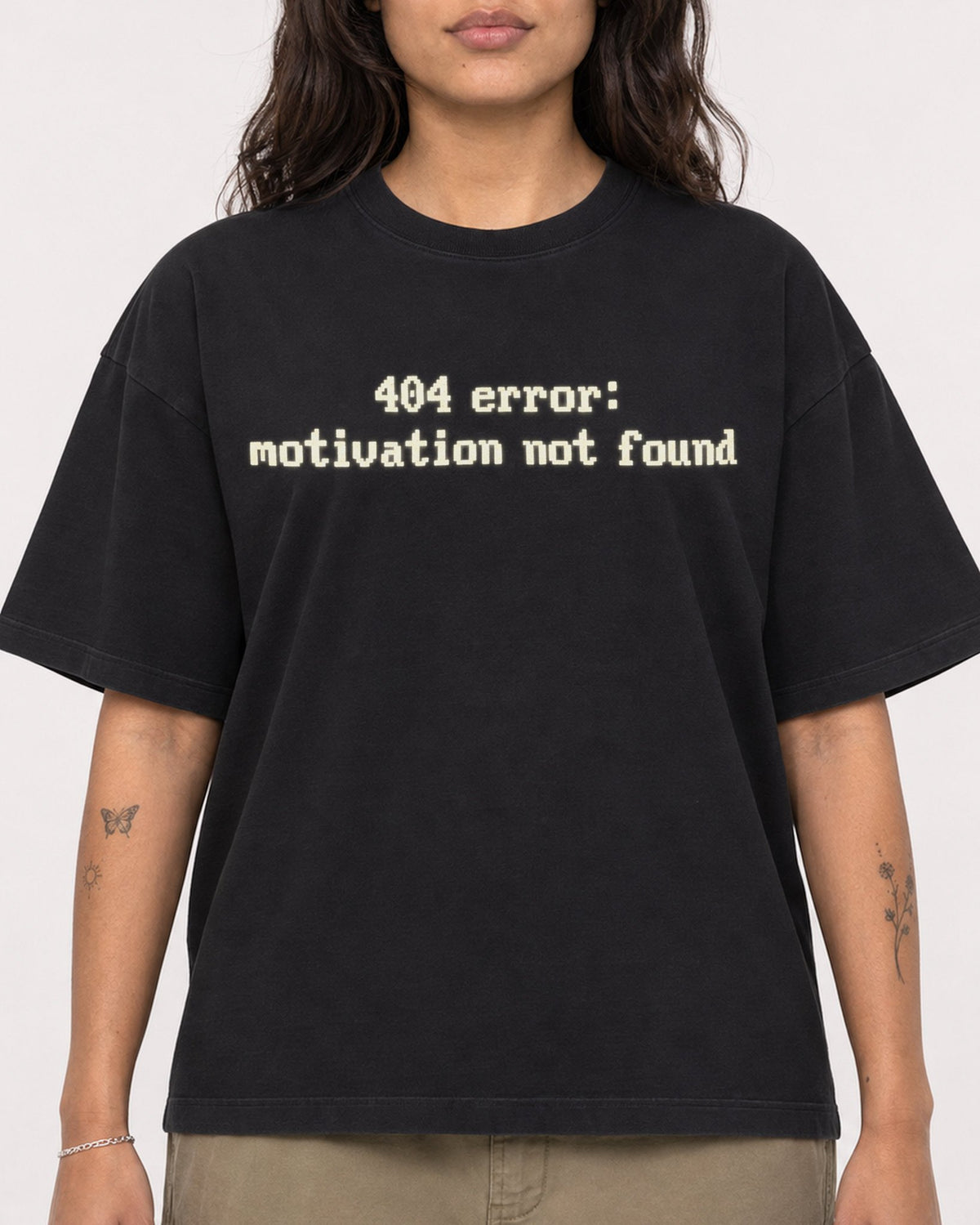 Mockup Boxy Heavyweight Tee Black female close-up 06