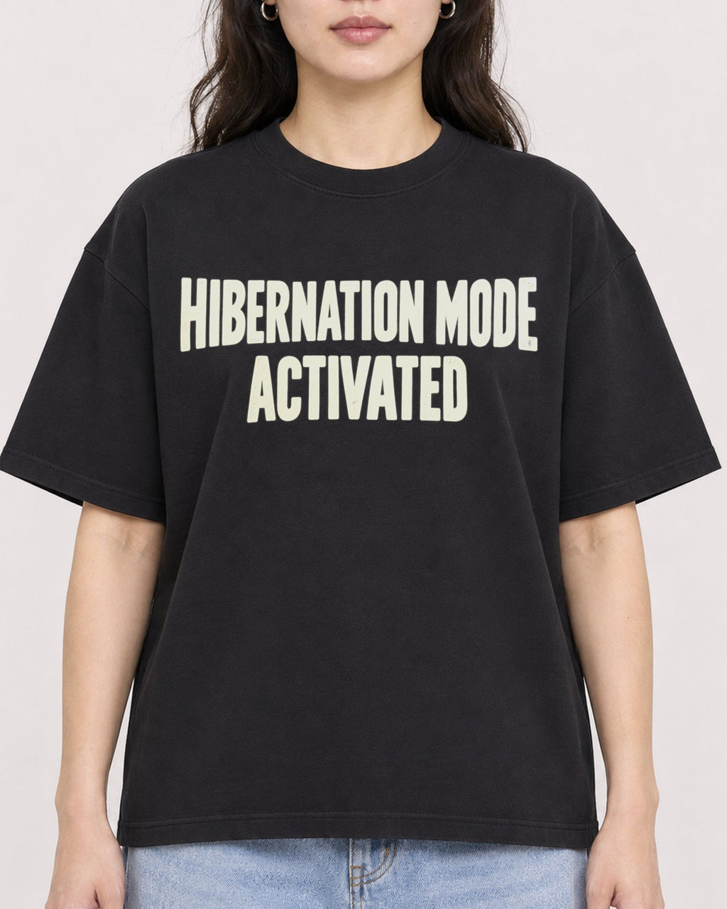 Mockup Boxy Heavyweight Tee Black female close-up 03