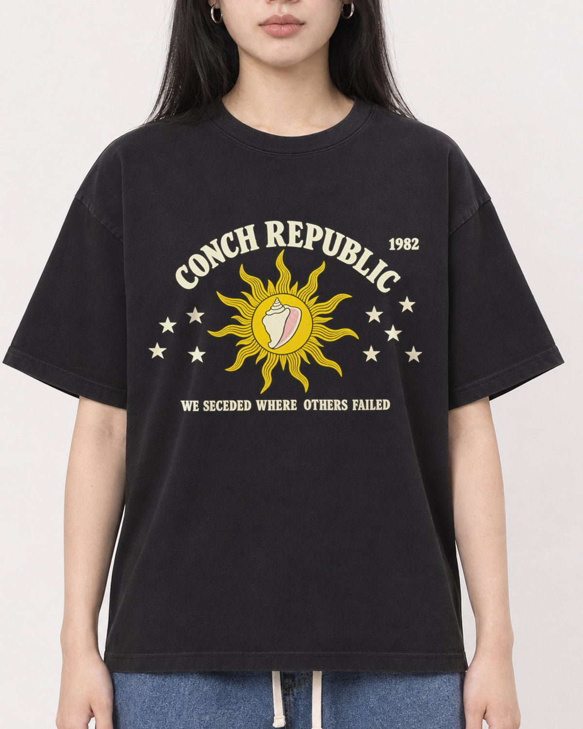Mockup Boxy Heavyweight Tee Black female close-up 01