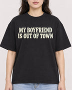 Mockup Boxy Heavyweight Tee Black female close-up 03
