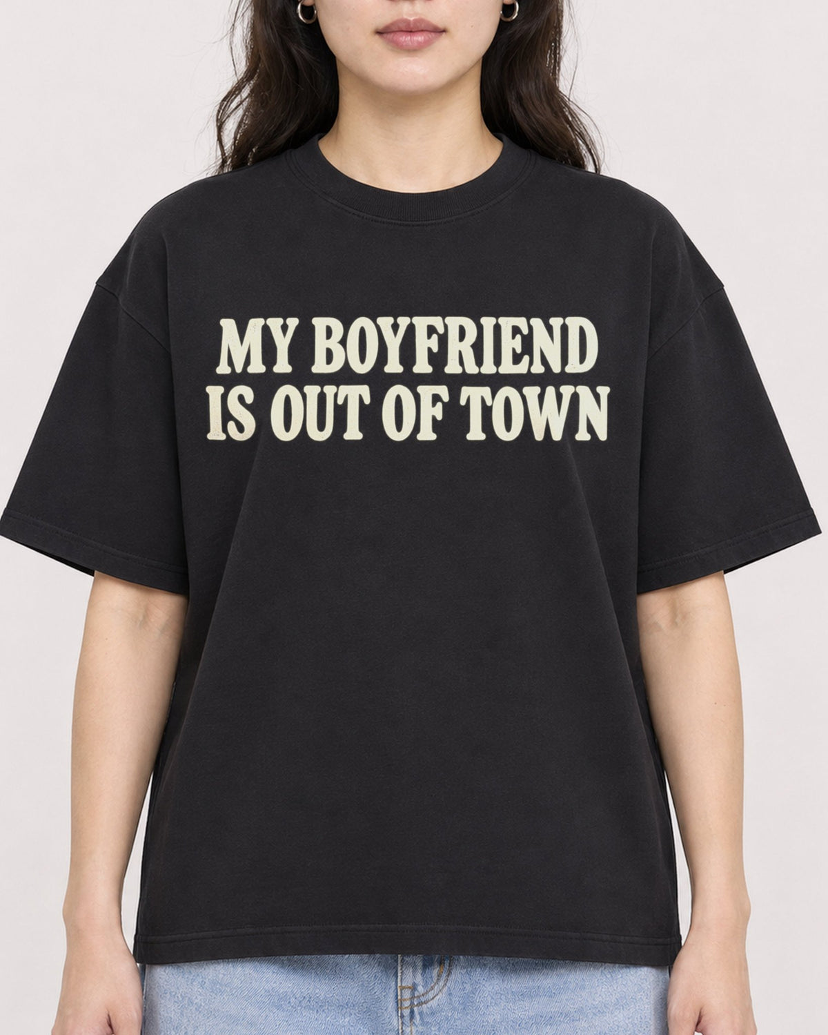 Mockup Boxy Heavyweight Tee Black female close-up 03
