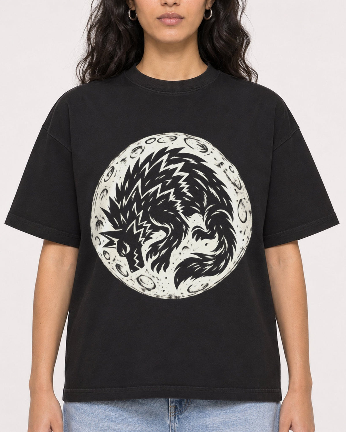 Mockup Boxy Heavyweight Tee Black female close-up 07