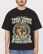 Mockup Boxy Heavyweight Tee Black male close-up 02
