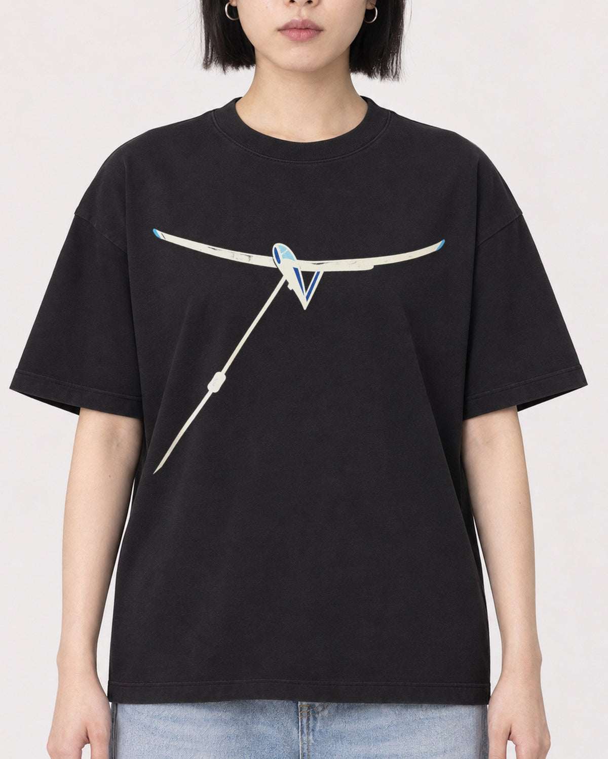 Mockup Boxy Heavyweight Tee Black female close-up 11