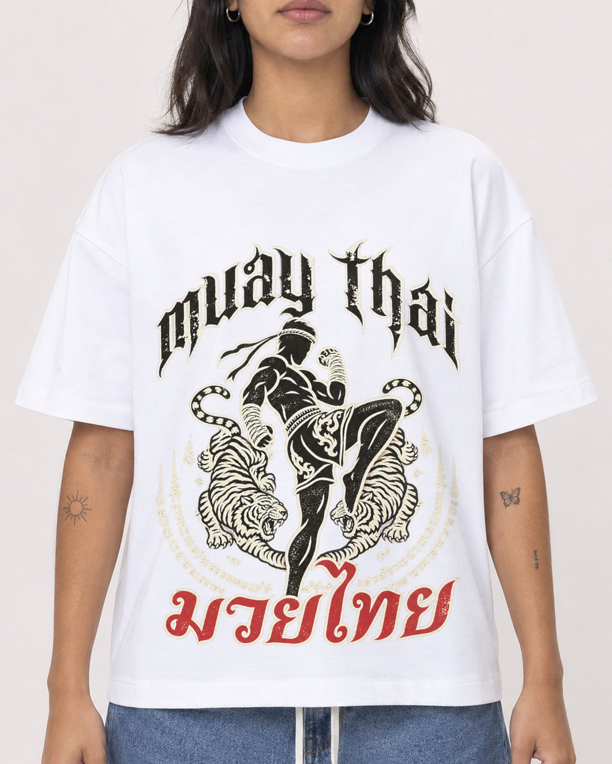 Mockup Boxy Heavyweight Tee White female close-up 36