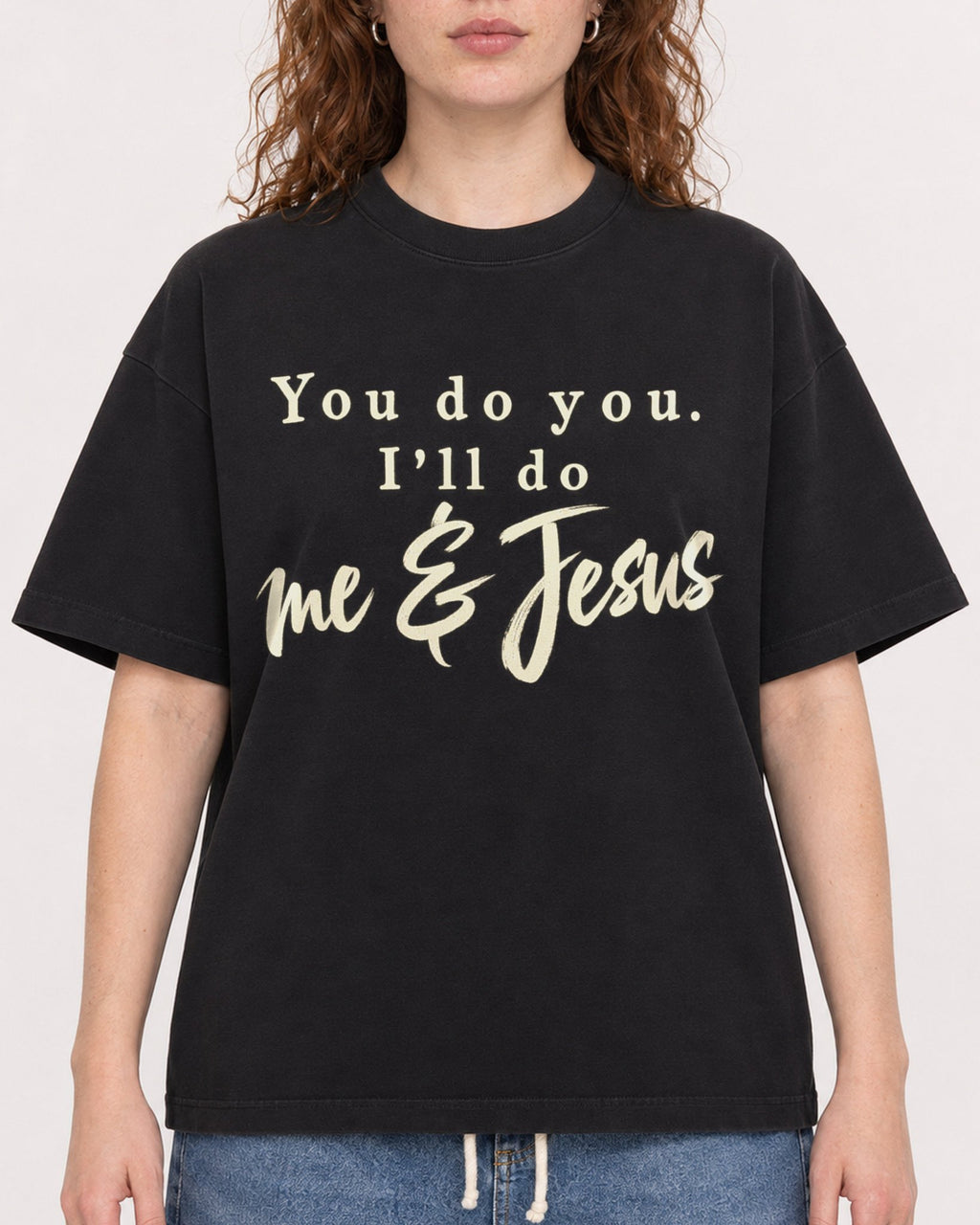Mockup Boxy Heavyweight Tee Black female close-up 09