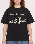 Mockup Boxy Heavyweight Tee Black female close-up 09