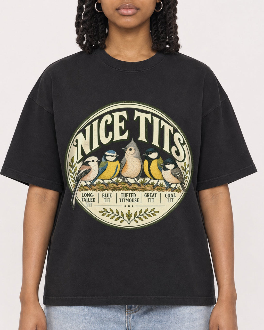 Mockup Boxy Heavyweight Tee Black female close-up 15