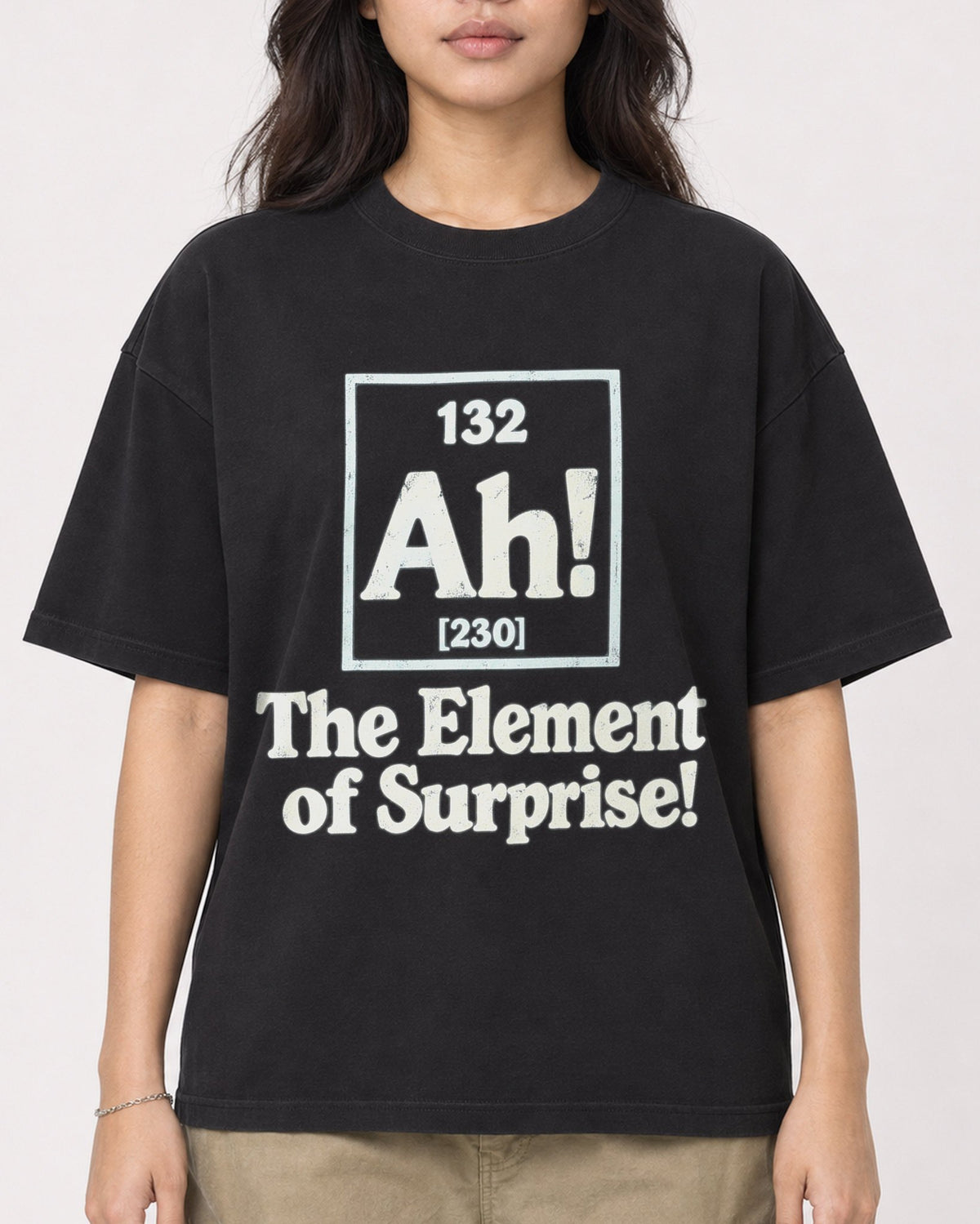 Mockup Boxy Heavyweight Tee Black female close-up 02