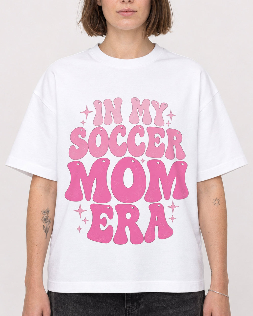 Mockup Boxy Heavyweight Tee White female close-up 18