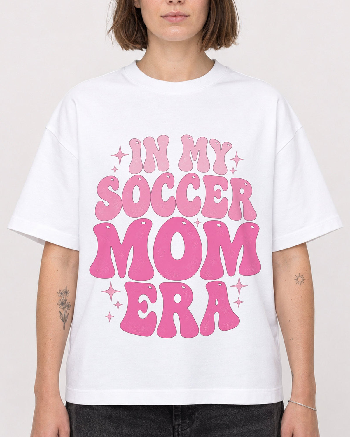 Mockup Boxy Heavyweight Tee White female close-up 18