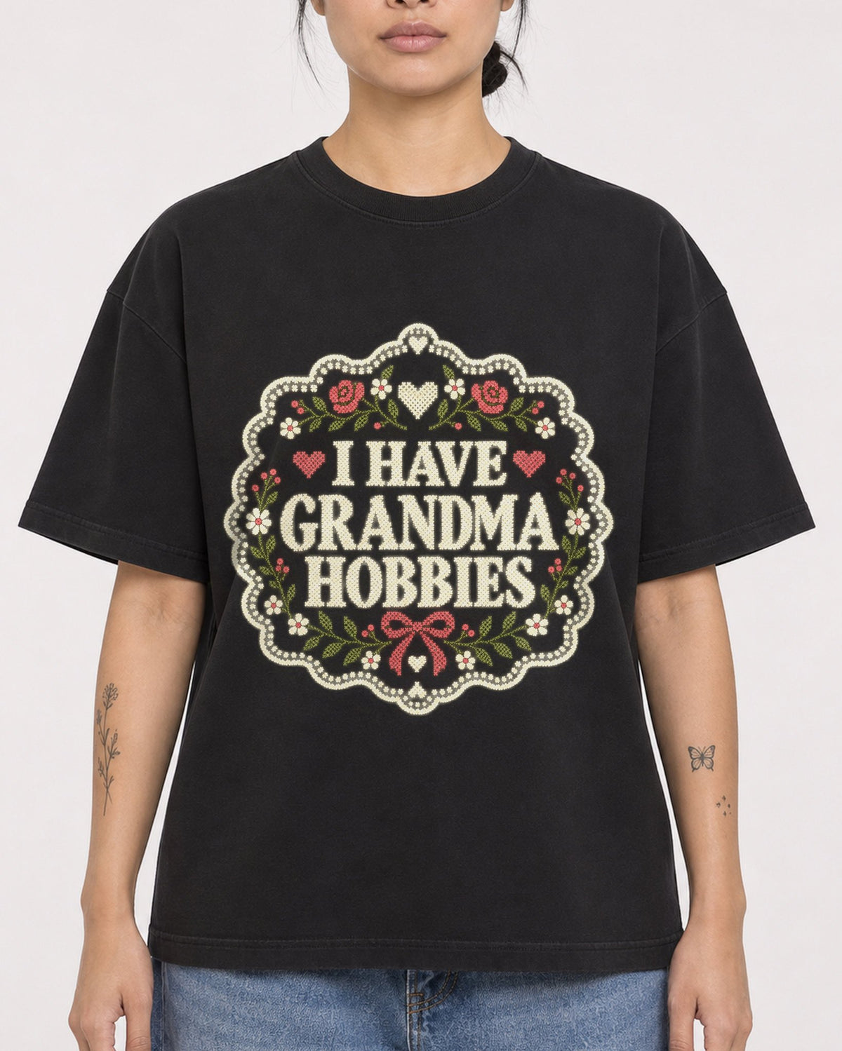 Mockup Boxy Heavyweight Tee Black female close-up 12