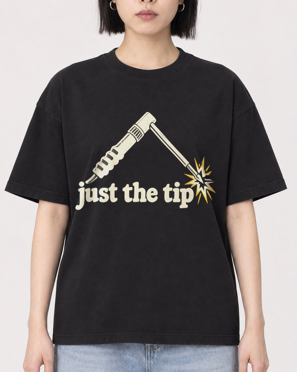 Mockup Boxy Heavyweight Tee Black female close-up 11