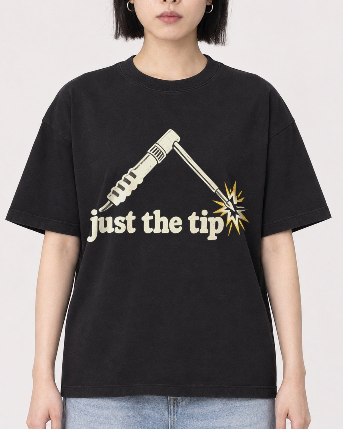 Mockup Boxy Heavyweight Tee Black female close-up 11