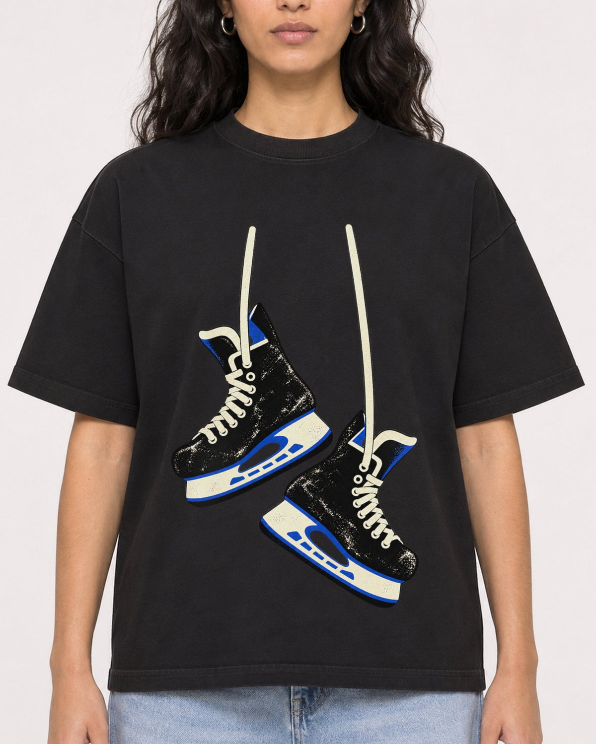 Mockup Boxy Heavyweight Tee Black female close-up 07