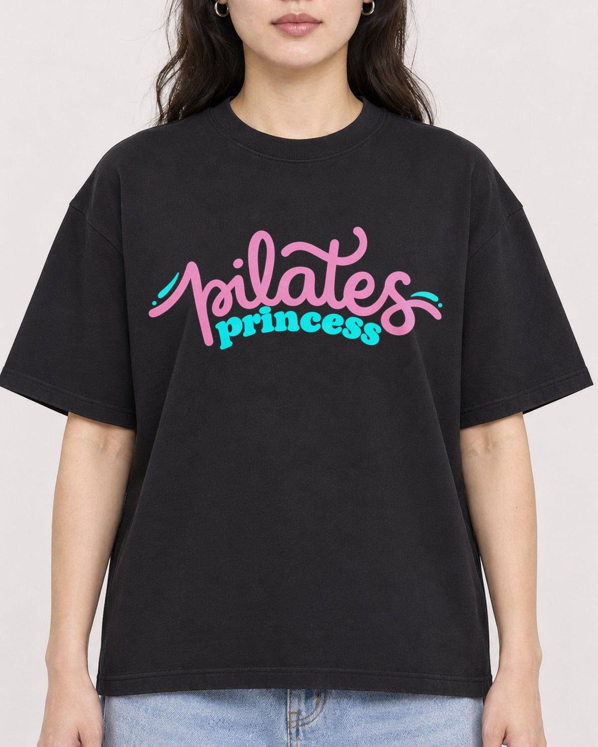 Mockup Boxy Heavyweight Tee Black female close-up 03