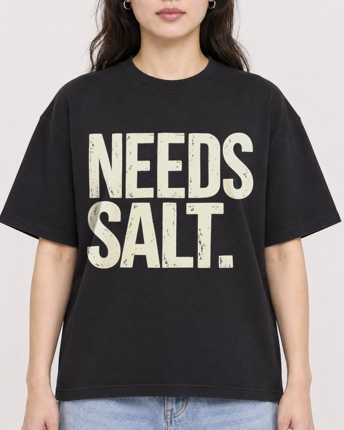 Mockup Boxy Heavyweight Tee Black female close-up 03
