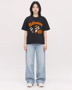 Mockup Boxy Heavyweight Tee Black female full-body 31