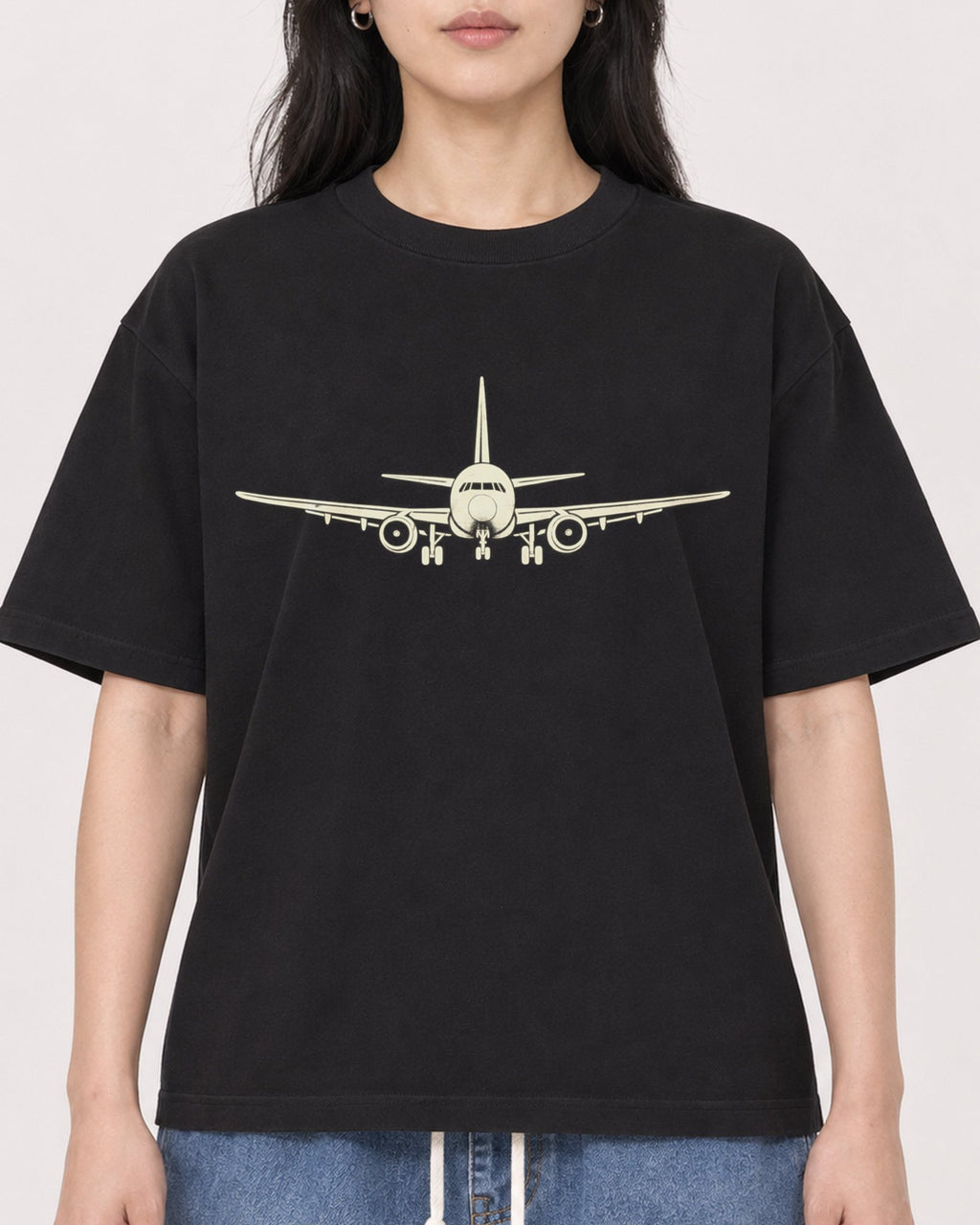 Mockup Boxy Heavyweight Tee Black female close-up 13