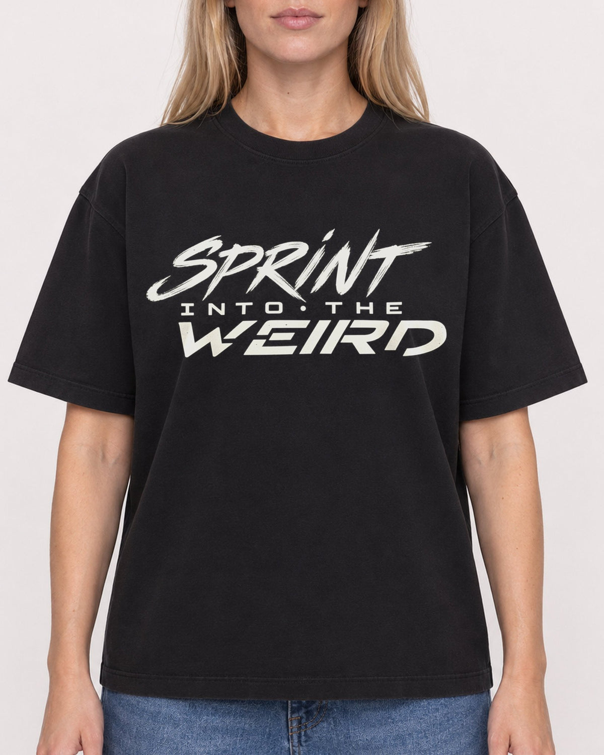 Mockup Boxy Heavyweight Tee Black female close-up 08