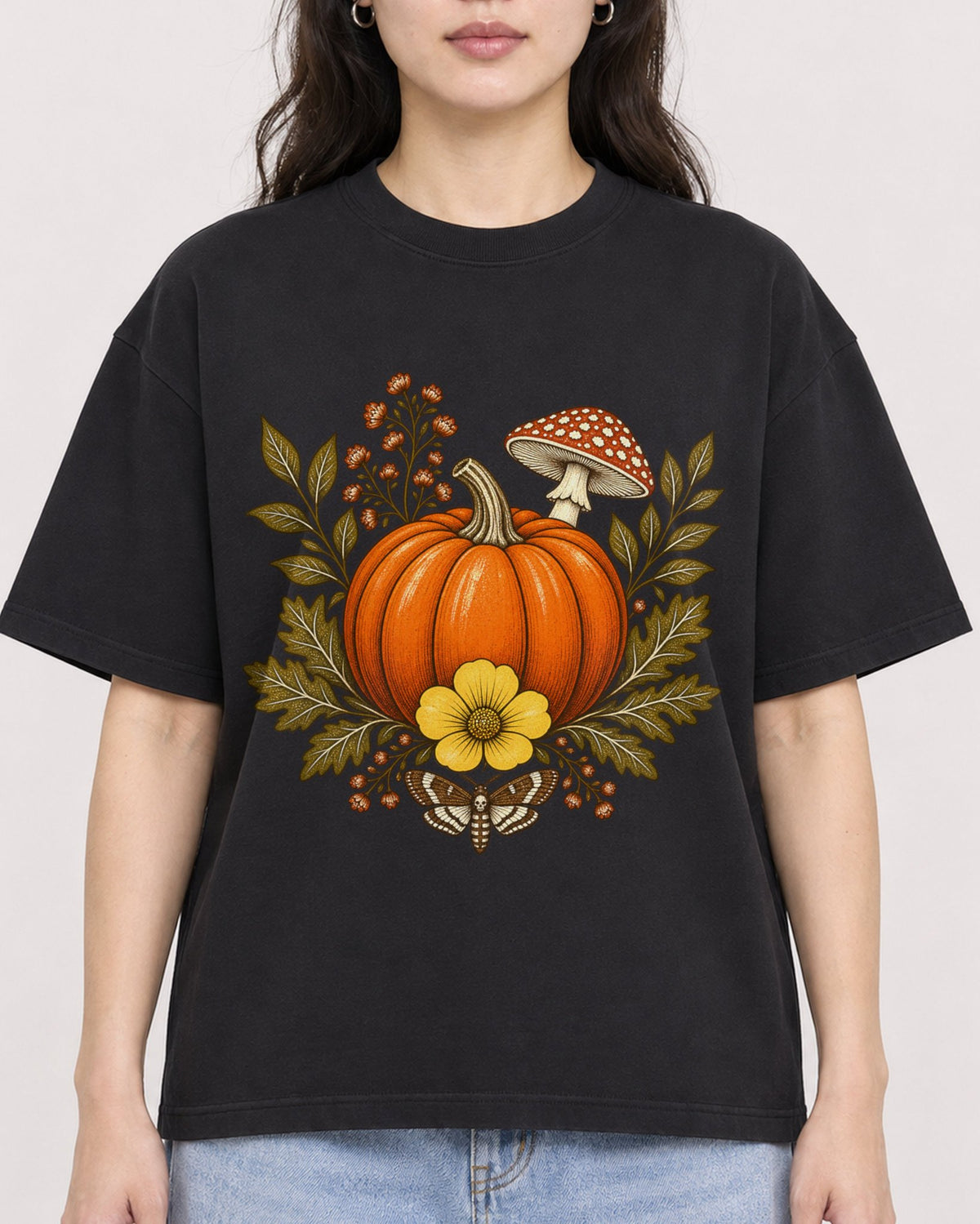 Mockup Boxy Heavyweight Tee Black female close-up 03