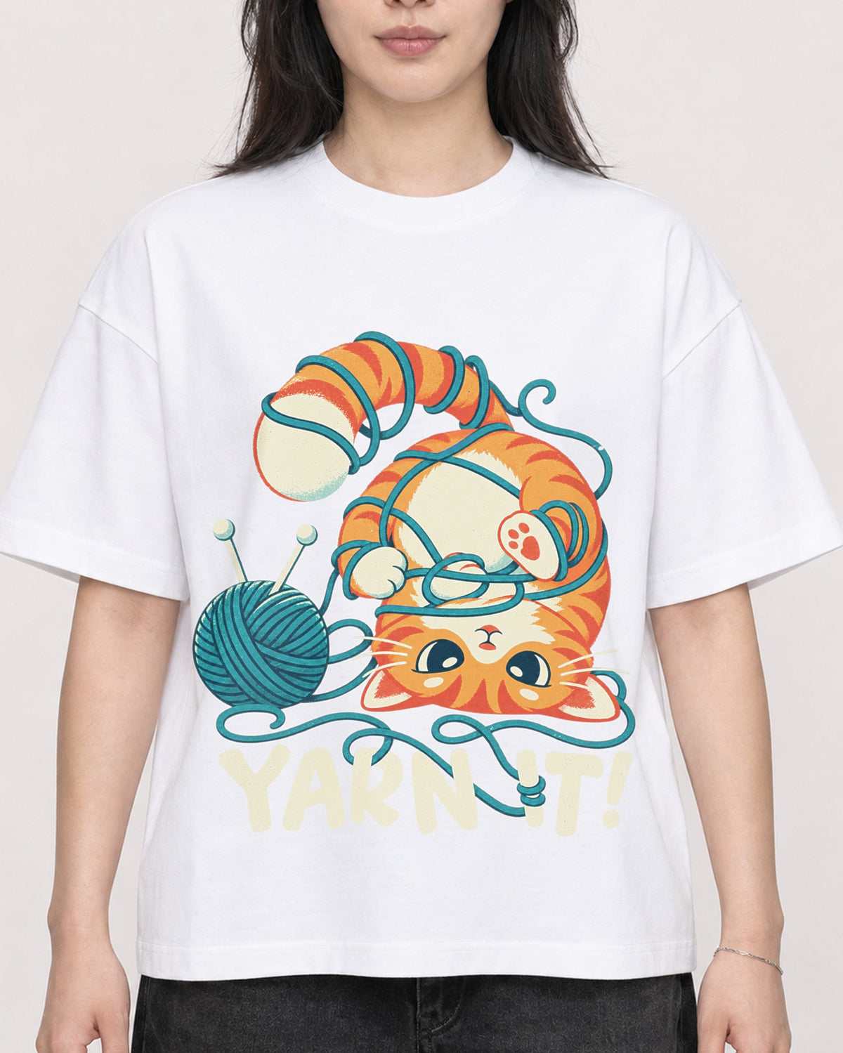 Mockup Boxy Heavyweight Tee White female close-up 13