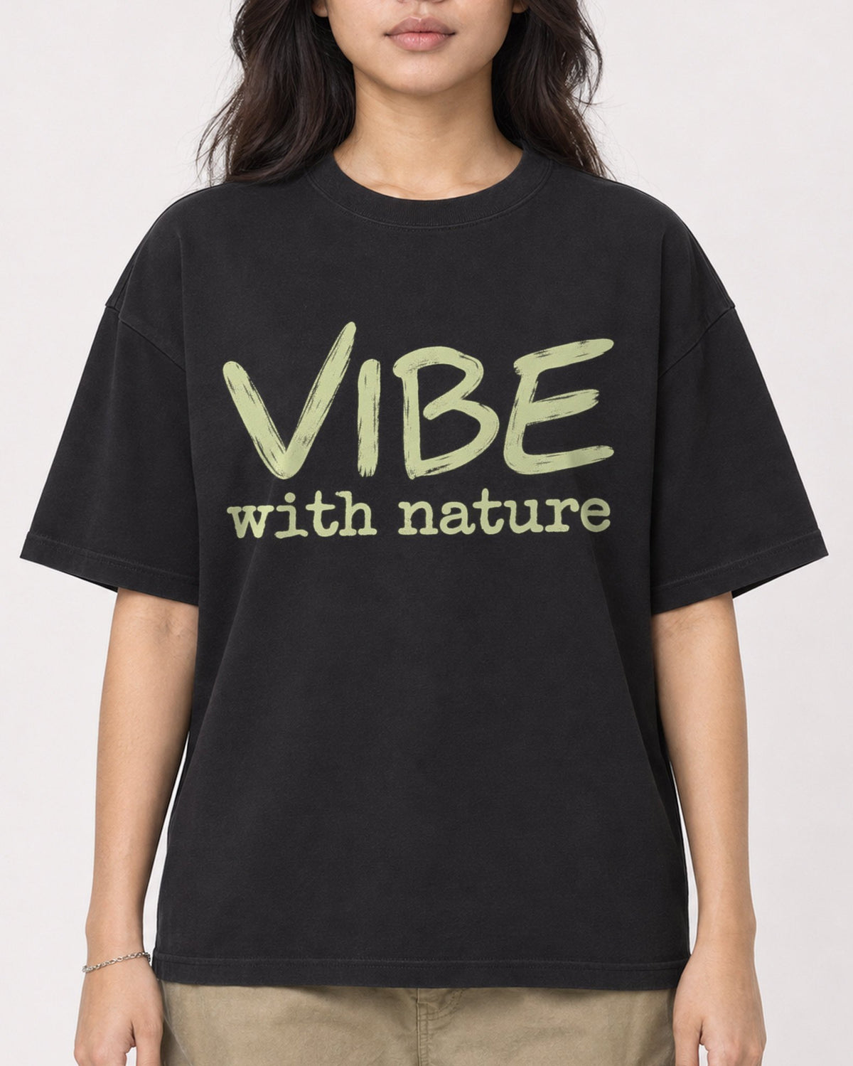 Mockup Boxy Heavyweight Tee Black female close-up 02