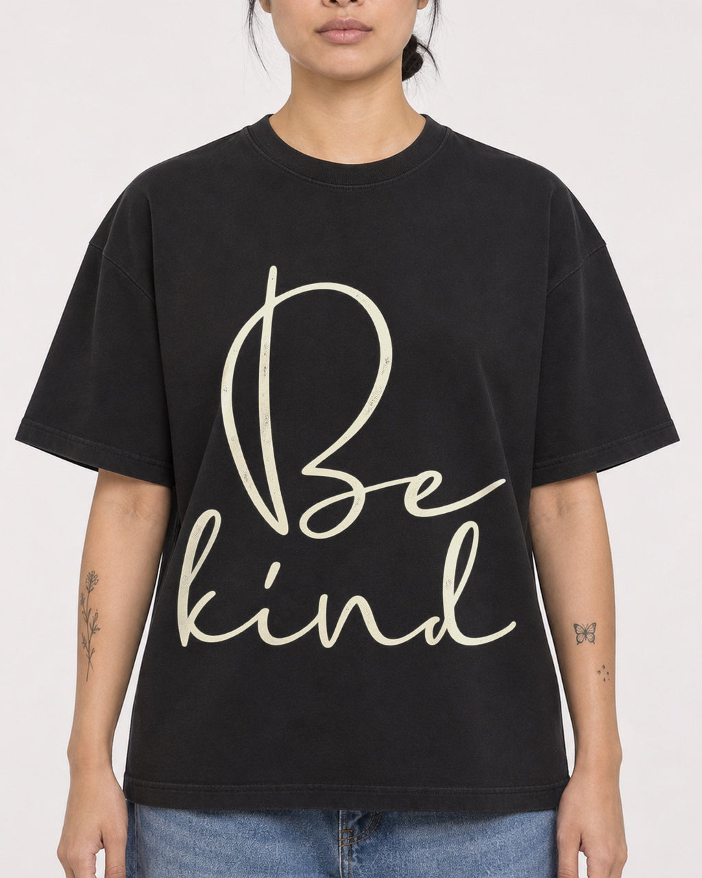 Mockup Boxy Heavyweight Tee Black female close-up 12