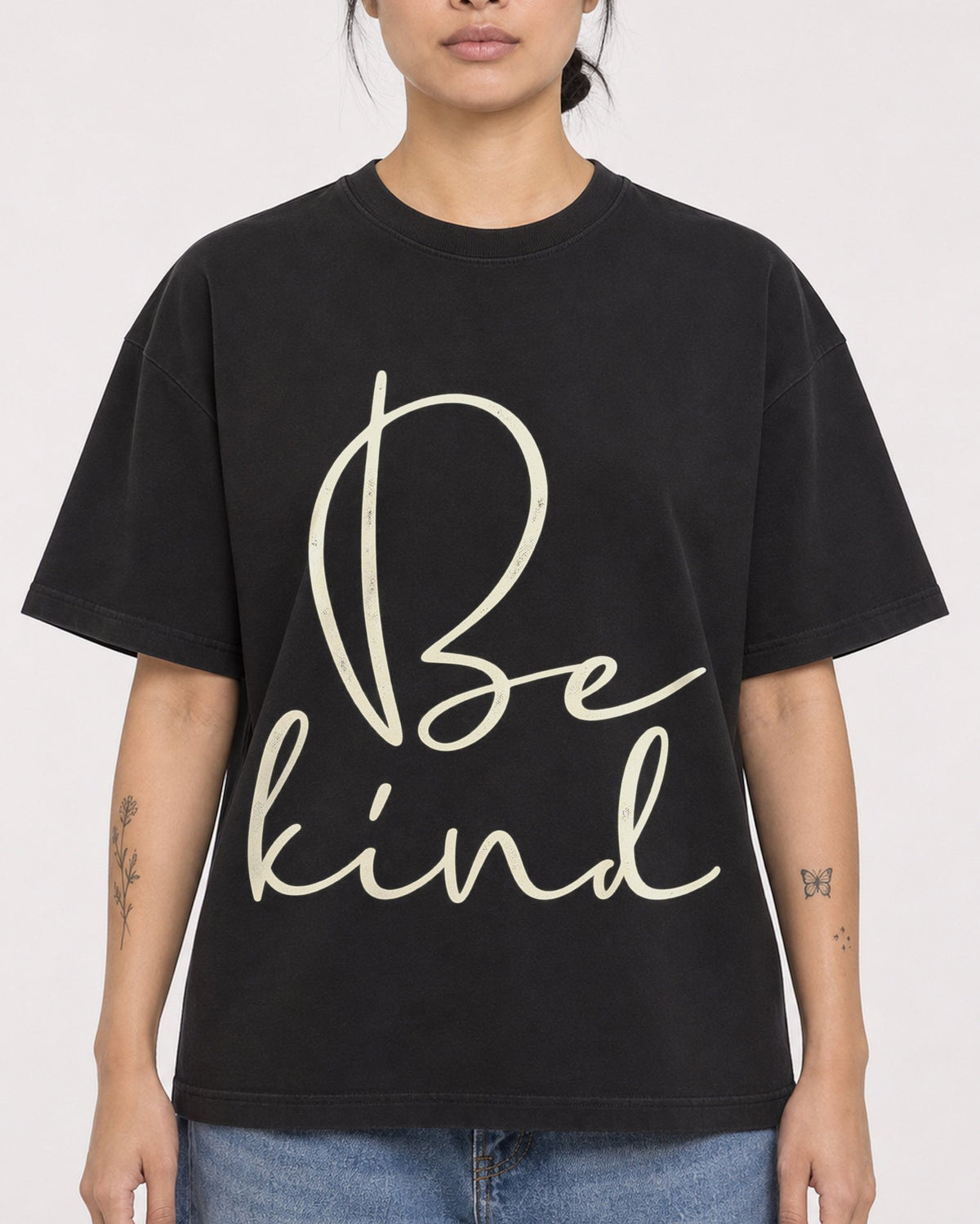 Mockup Boxy Heavyweight Tee Black female close-up 12