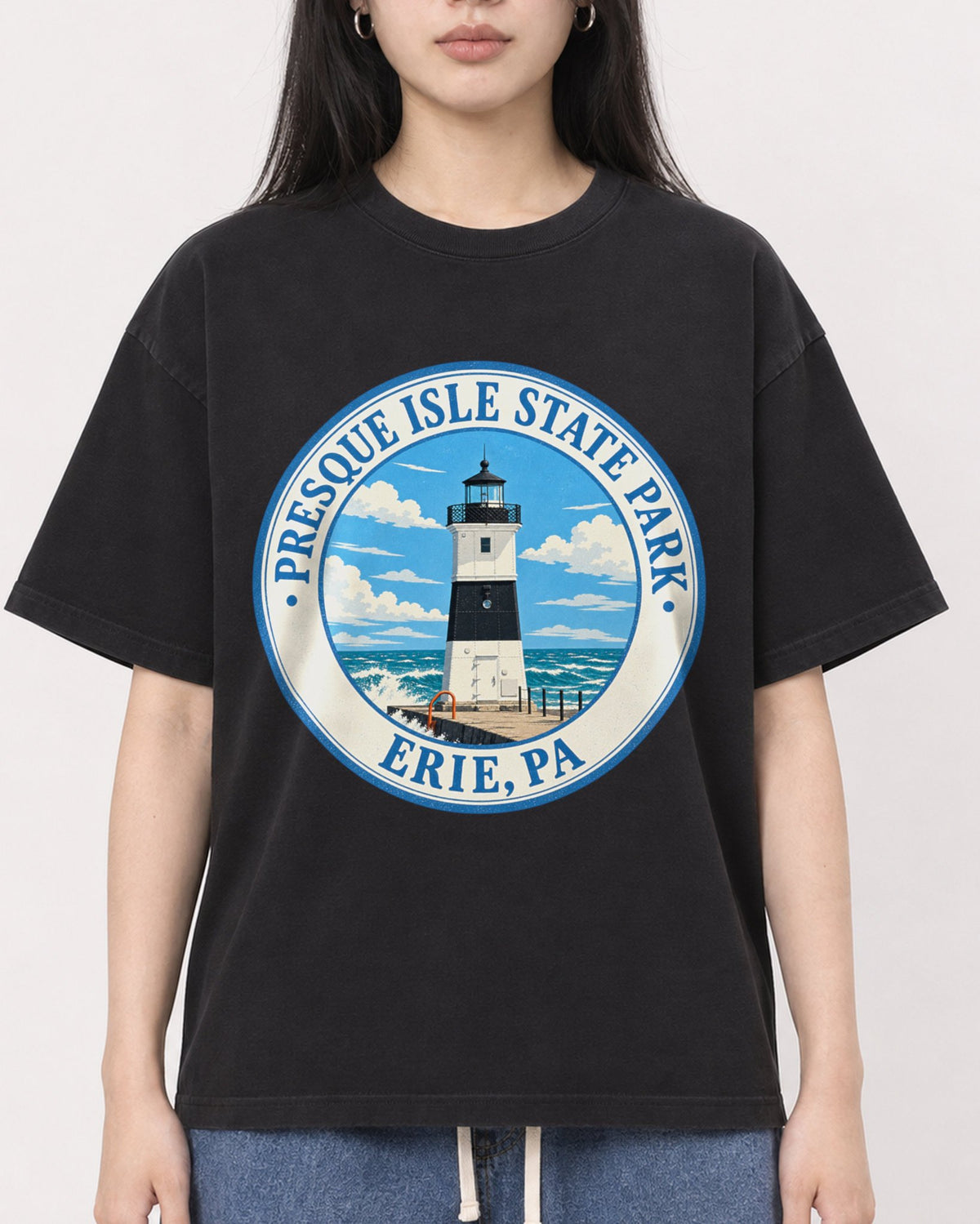 Mockup Boxy Heavyweight Tee Black female close-up 01