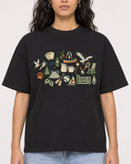 Mockup Boxy Heavyweight Tee Black female close-up 07