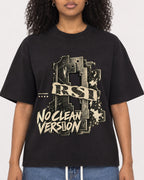 Mockup Boxy Heavyweight Tee Black female close-up 05