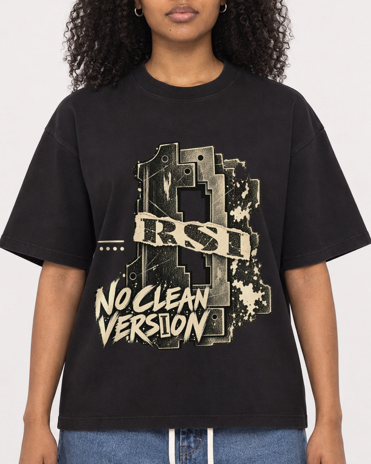 Mockup Boxy Heavyweight Tee Black female close-up 05