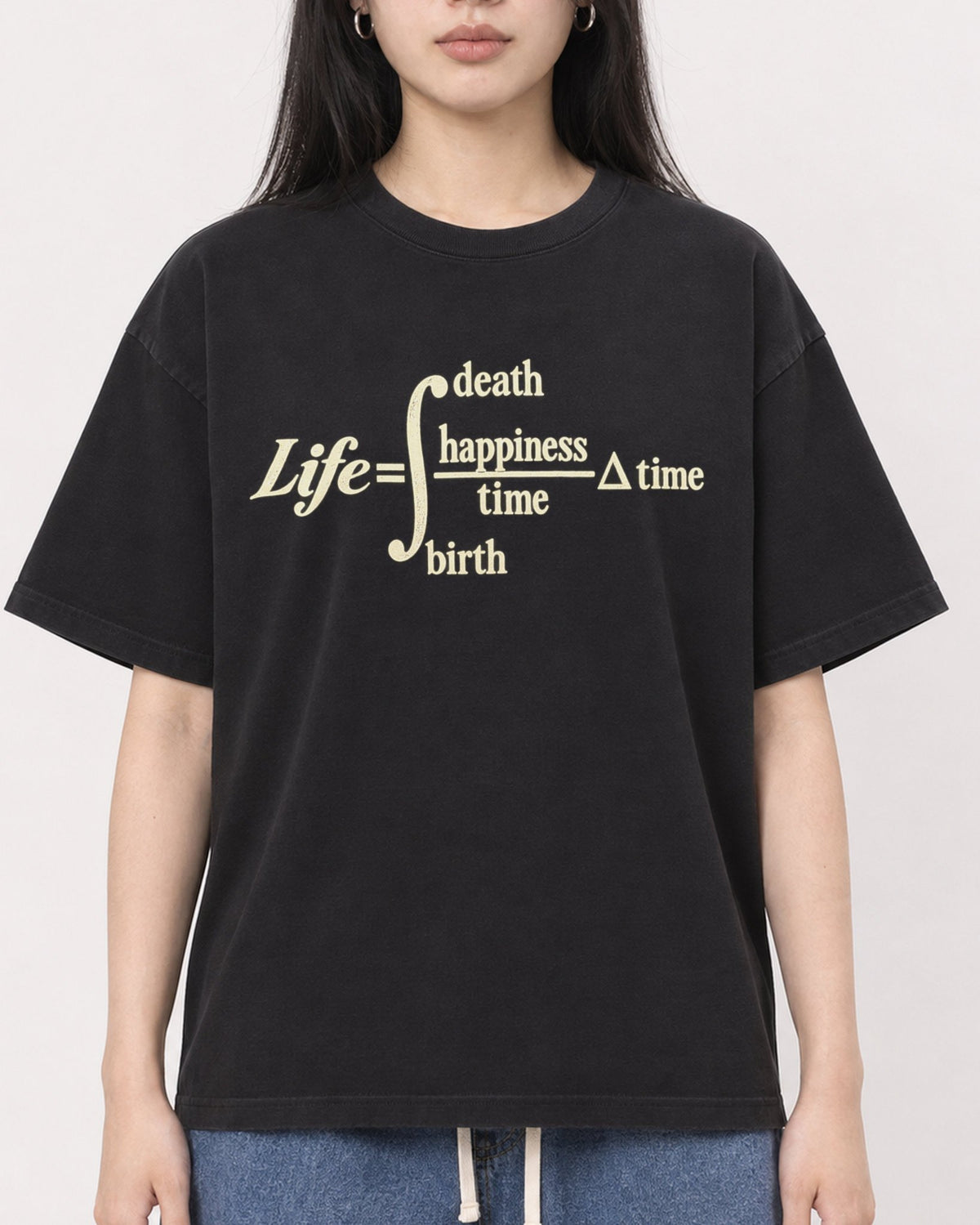 Mockup Boxy Heavyweight Tee Black female close-up 01