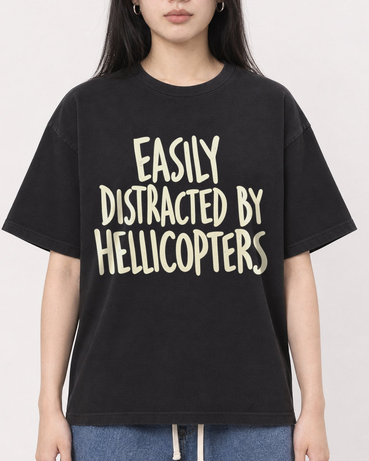 Mockup Boxy Heavyweight Tee Black female close-up 01