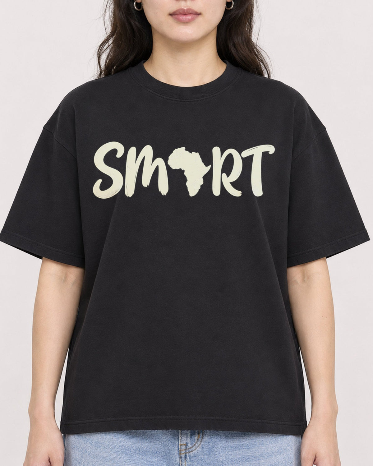 Mockup Boxy Heavyweight Tee Black female close-up 03