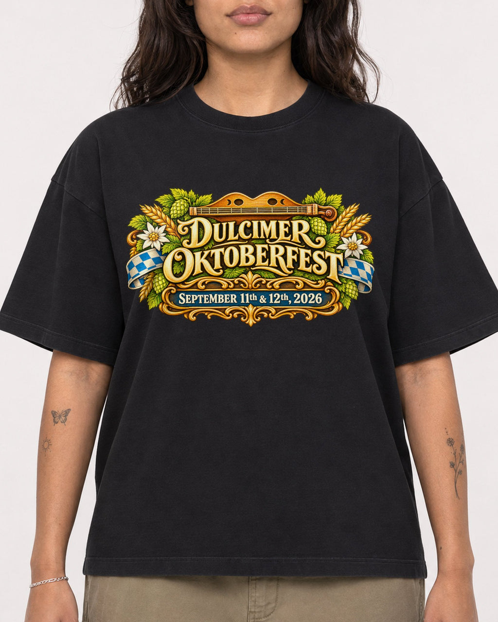 Mockup Boxy Heavyweight Tee Black female close-up 06