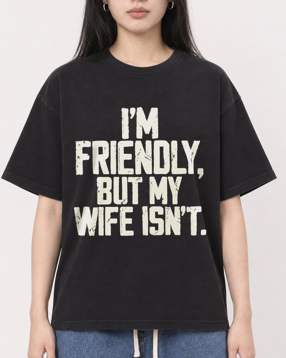 Mockup Boxy Heavyweight Tee Black female close-up 01
