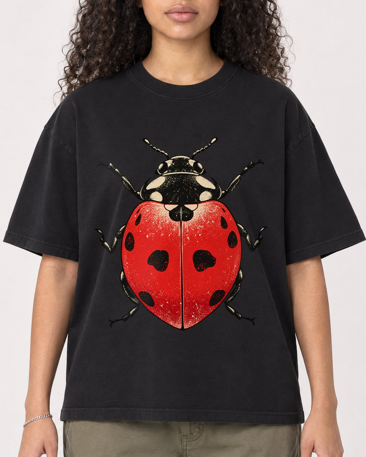 Mockup Boxy Heavyweight Tee Black female close-up 10