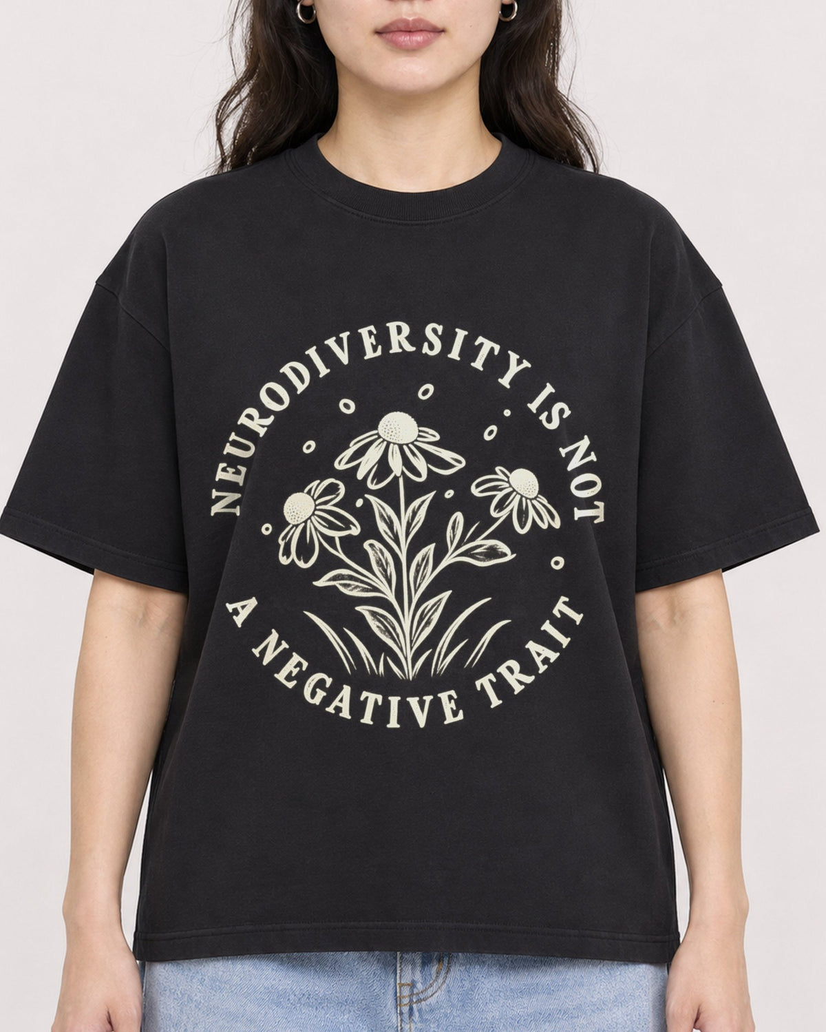 Mockup Boxy Heavyweight Tee Black female close-up 03