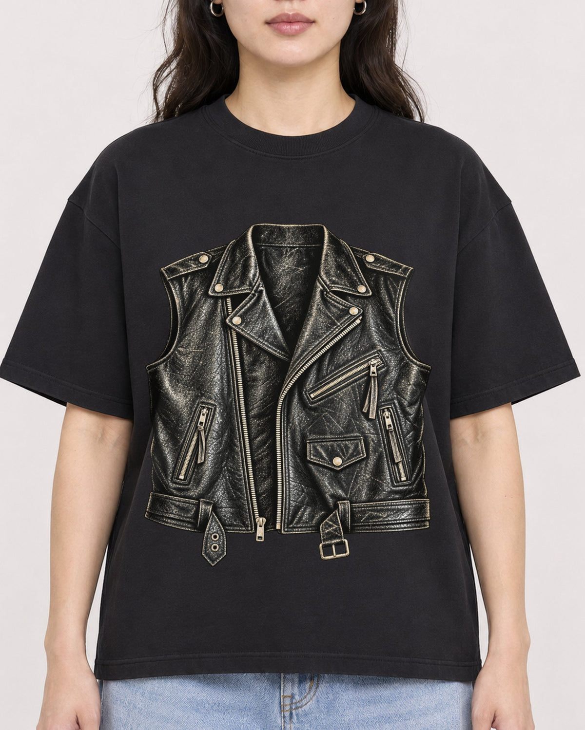 Mockup Boxy Heavyweight Tee Black female close-up 03