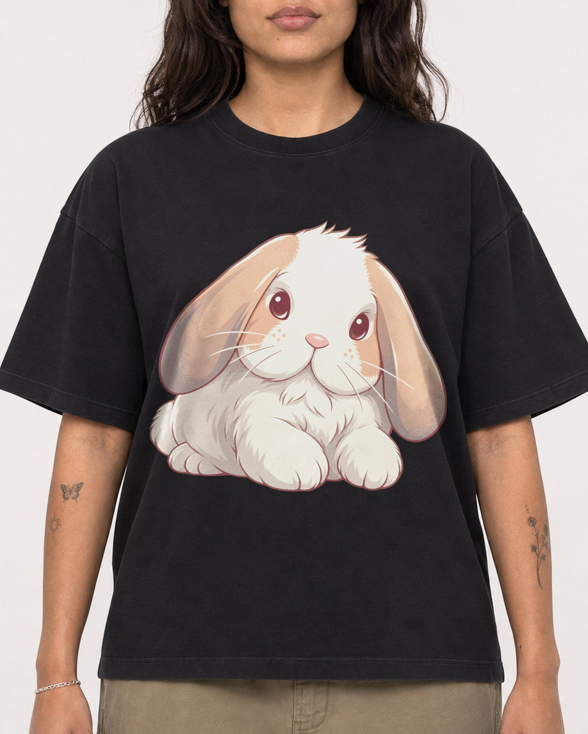 Mockup Boxy Heavyweight Tee Black female close-up 06